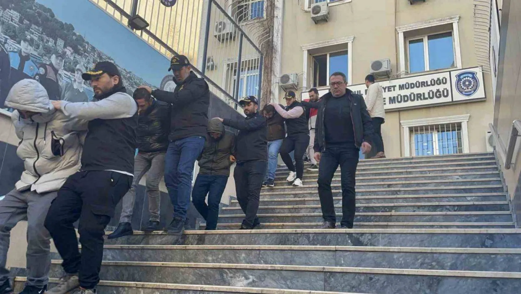 Ataşehir'de otomobilde 'kilometre' dolandırıcılığı: 25 şüpheli adliyeye sevk edildi
