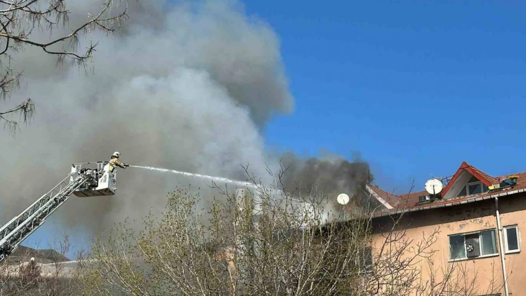 Ataşehir'de otomotiv servisinde yanan tiner, 5 katlı binayı aleve verdi