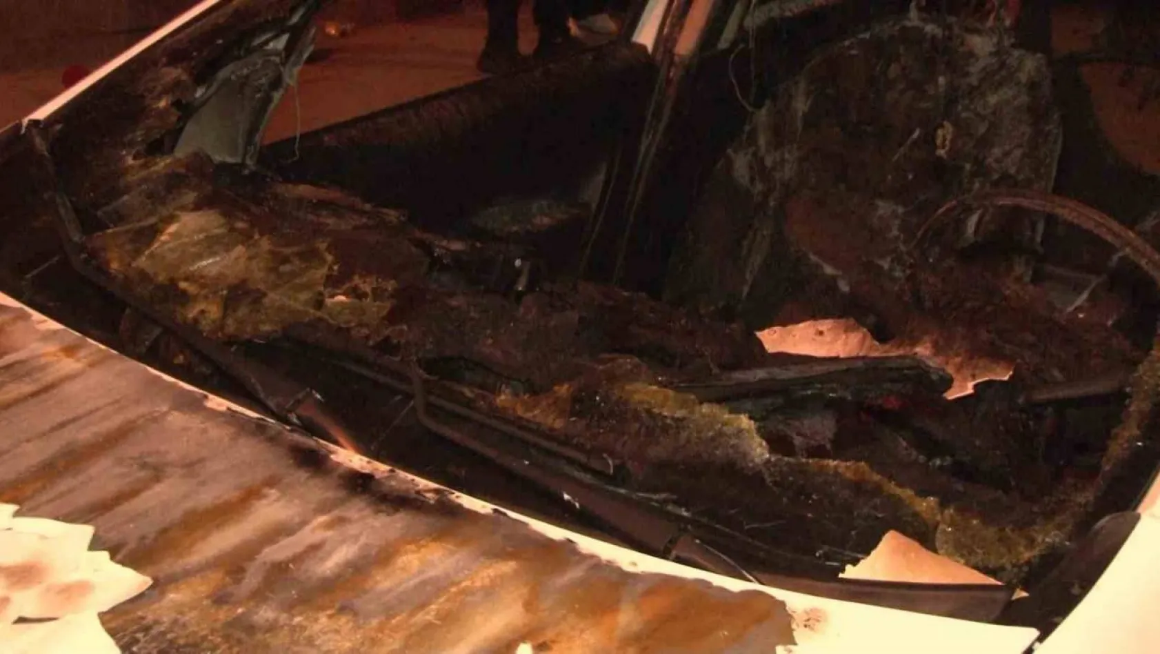 Ataşehir'de seyir halindeki araç alev alev yandı