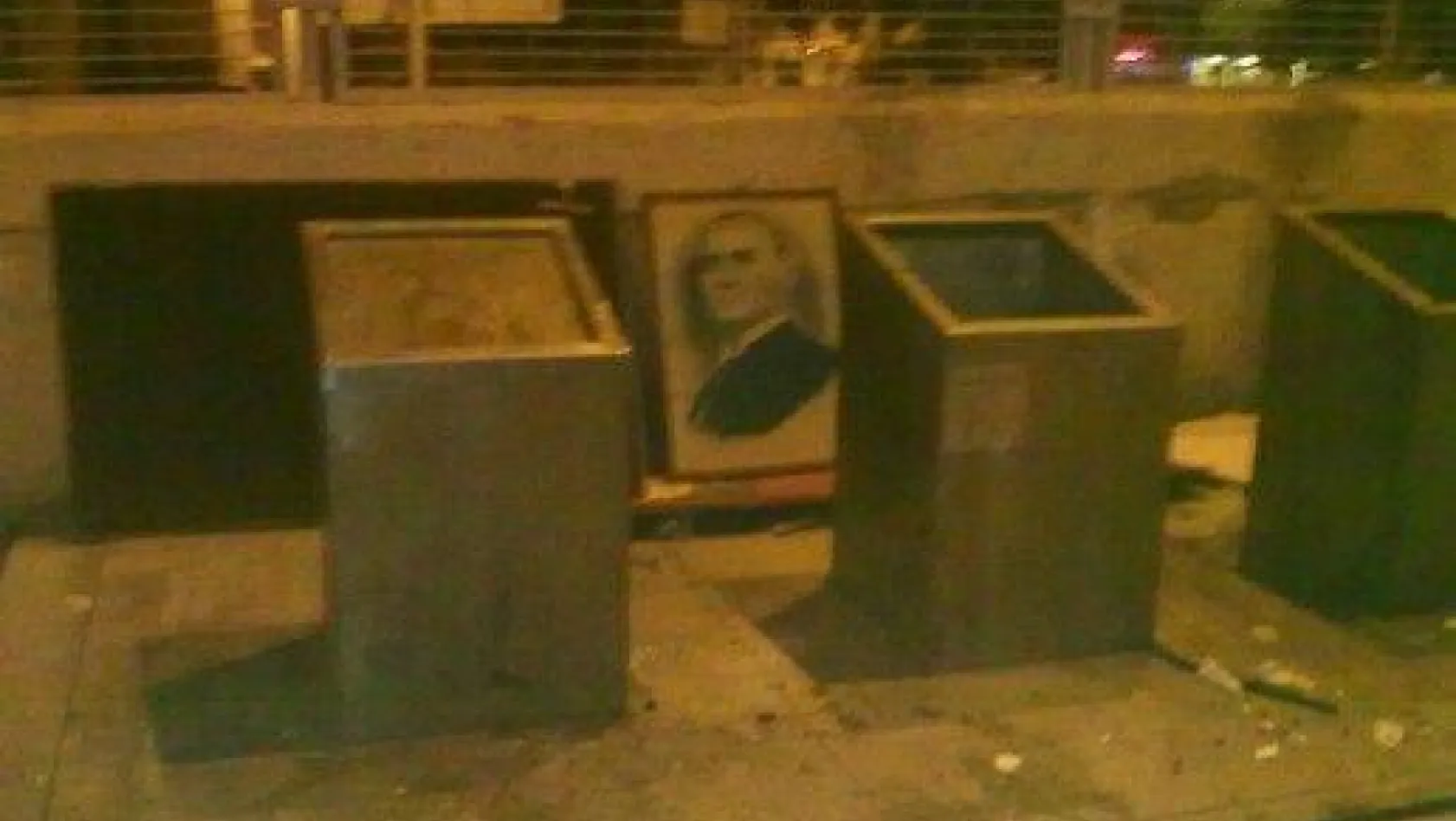 Atatürk  portresini çöpe attılar !