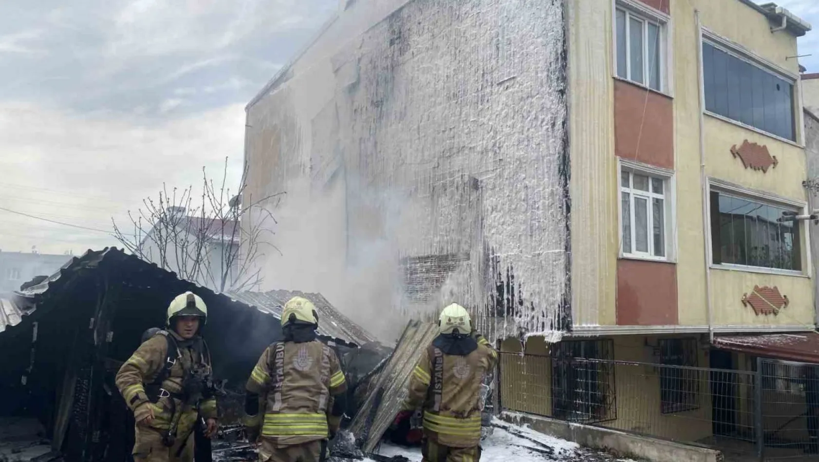 Avcılar'da araç garajındaki yangın binanın cephesine sıçradı