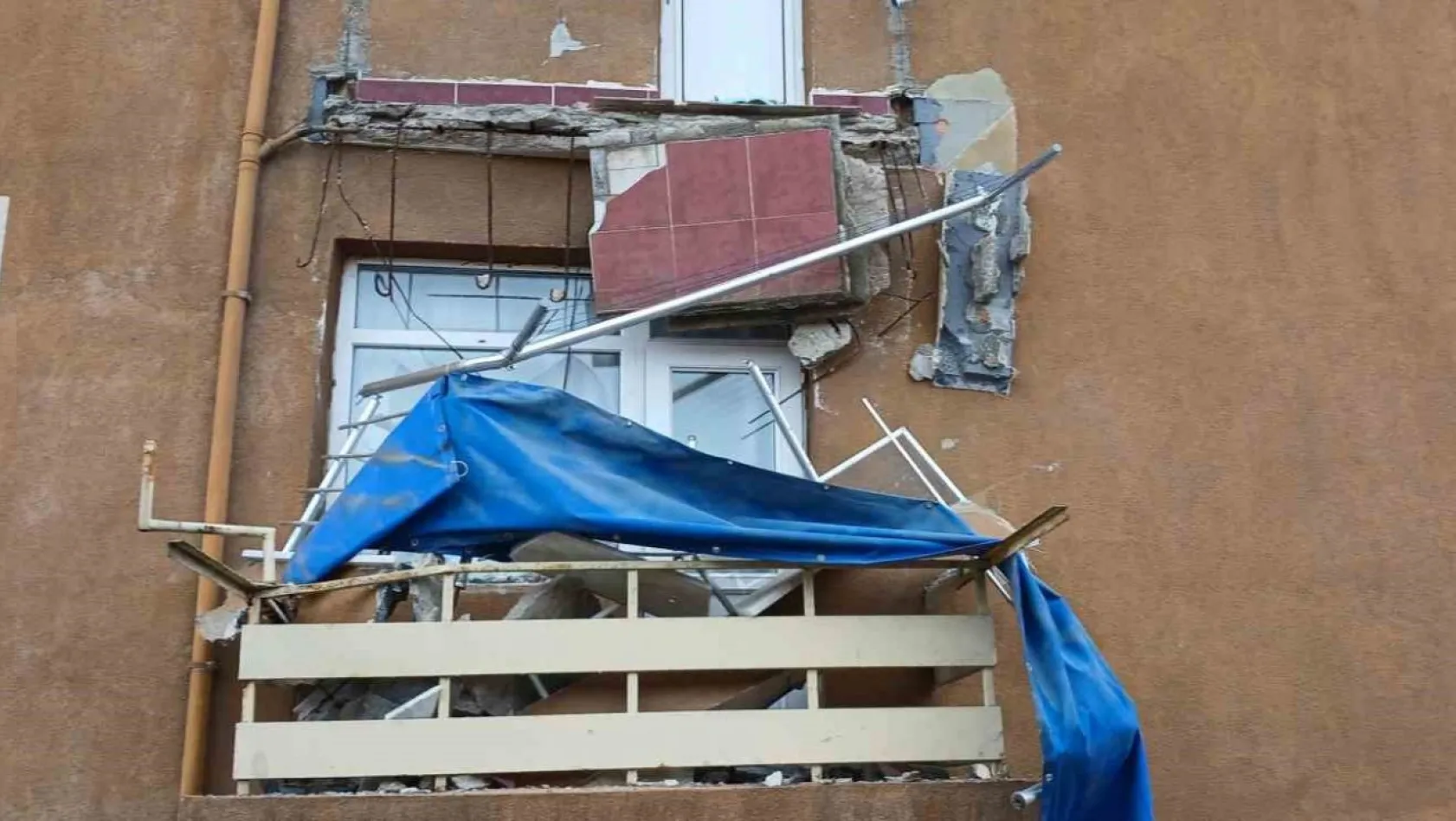 Avcılar'da balkonu çöken 6 katlı binanın tahliyesine karar verildi