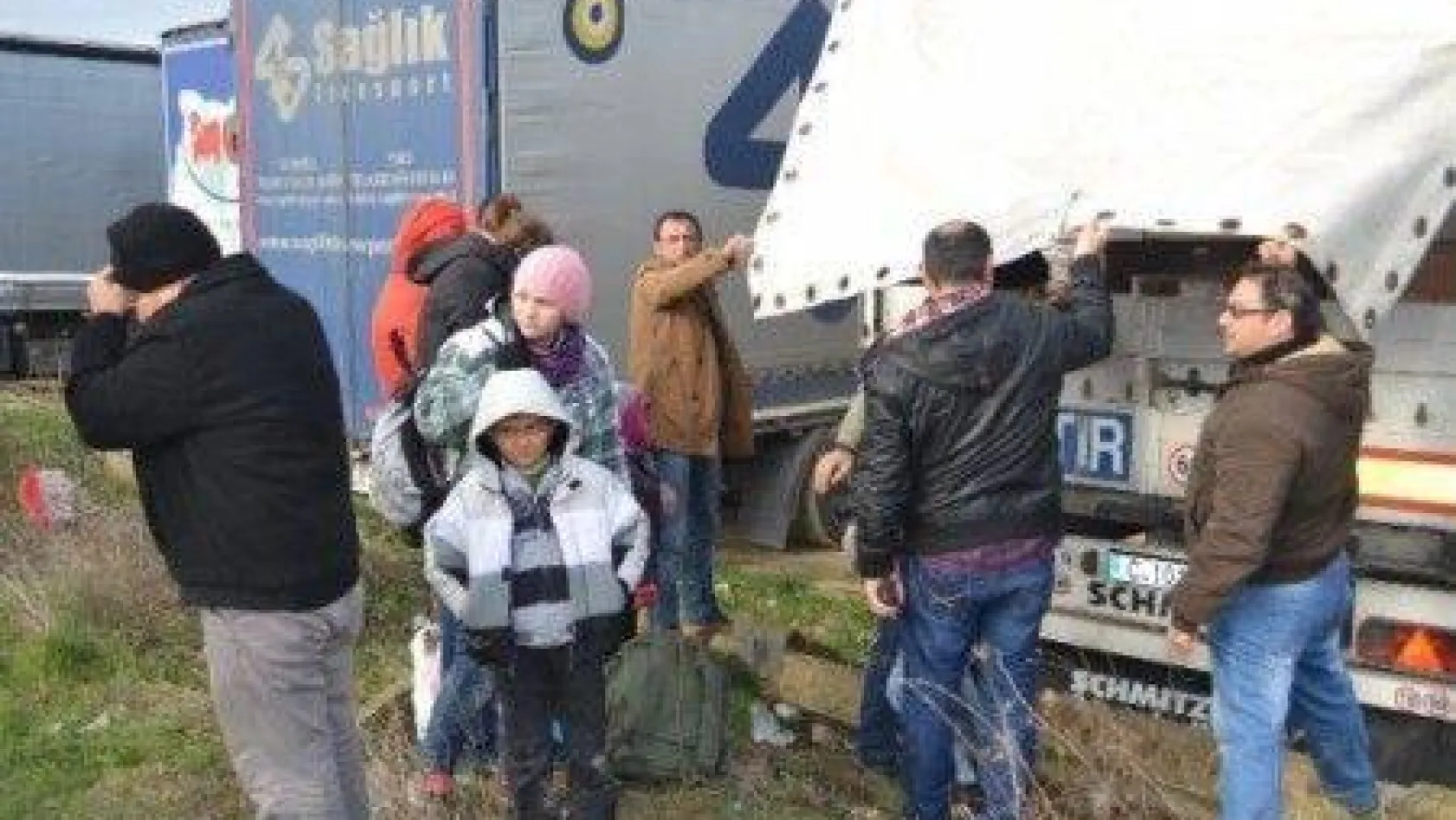 Avrupa'ya Kaçmak İsteyen Suriyeli Mülteciler Yanlış Tir'a Bindi