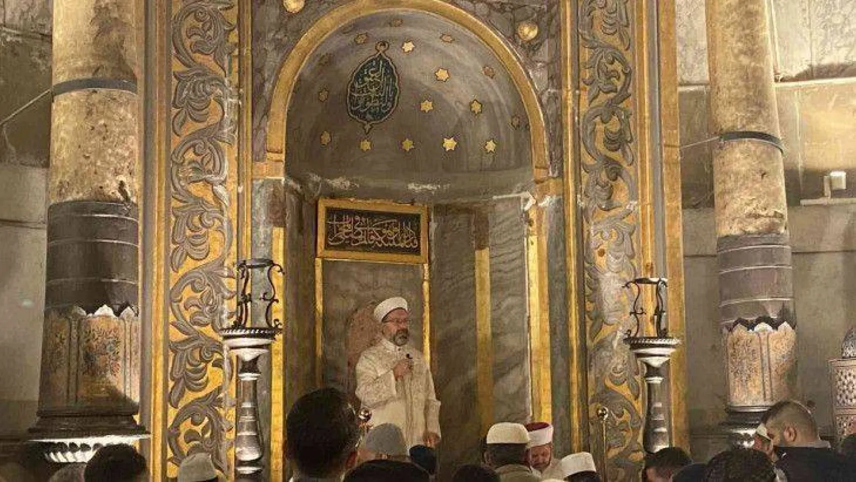 Ayasofya Camii'nde gençler fethin yıldönümünde sabah namazında buluştu