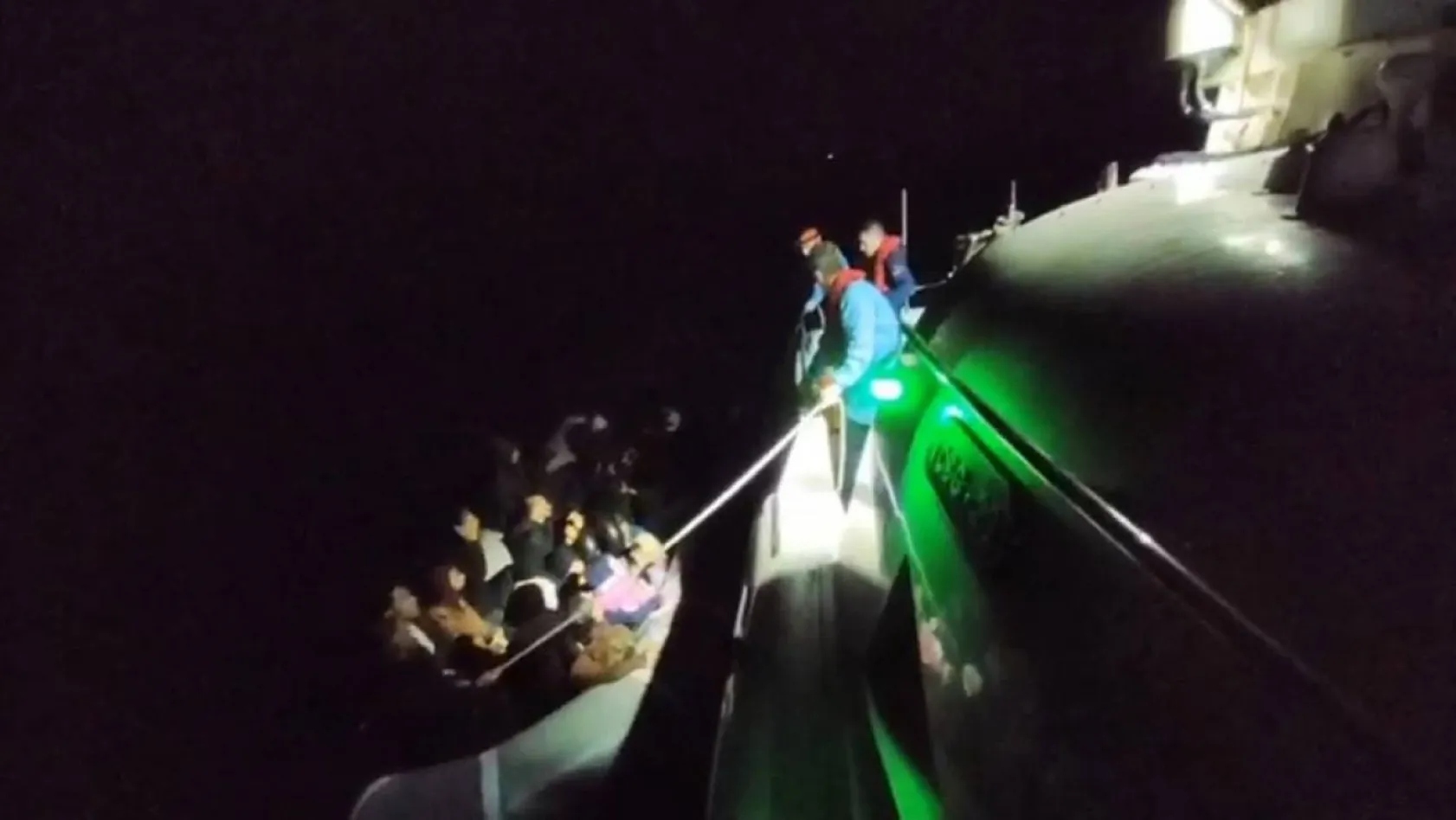 Ayvacık açıklarında motor arızası nedeniyle sürüklenen lastik bottaki 24 kaçak göçmen kurtarıldı