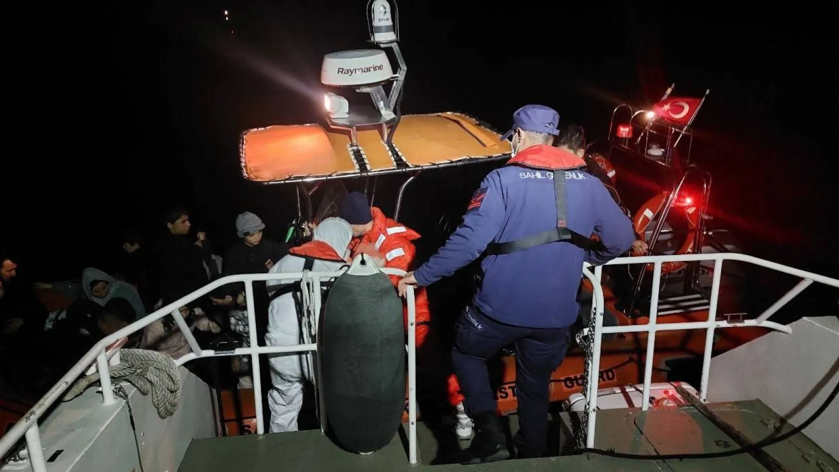 Ayvalık'ta 29 düzensiz göçmen kurtarıldı
