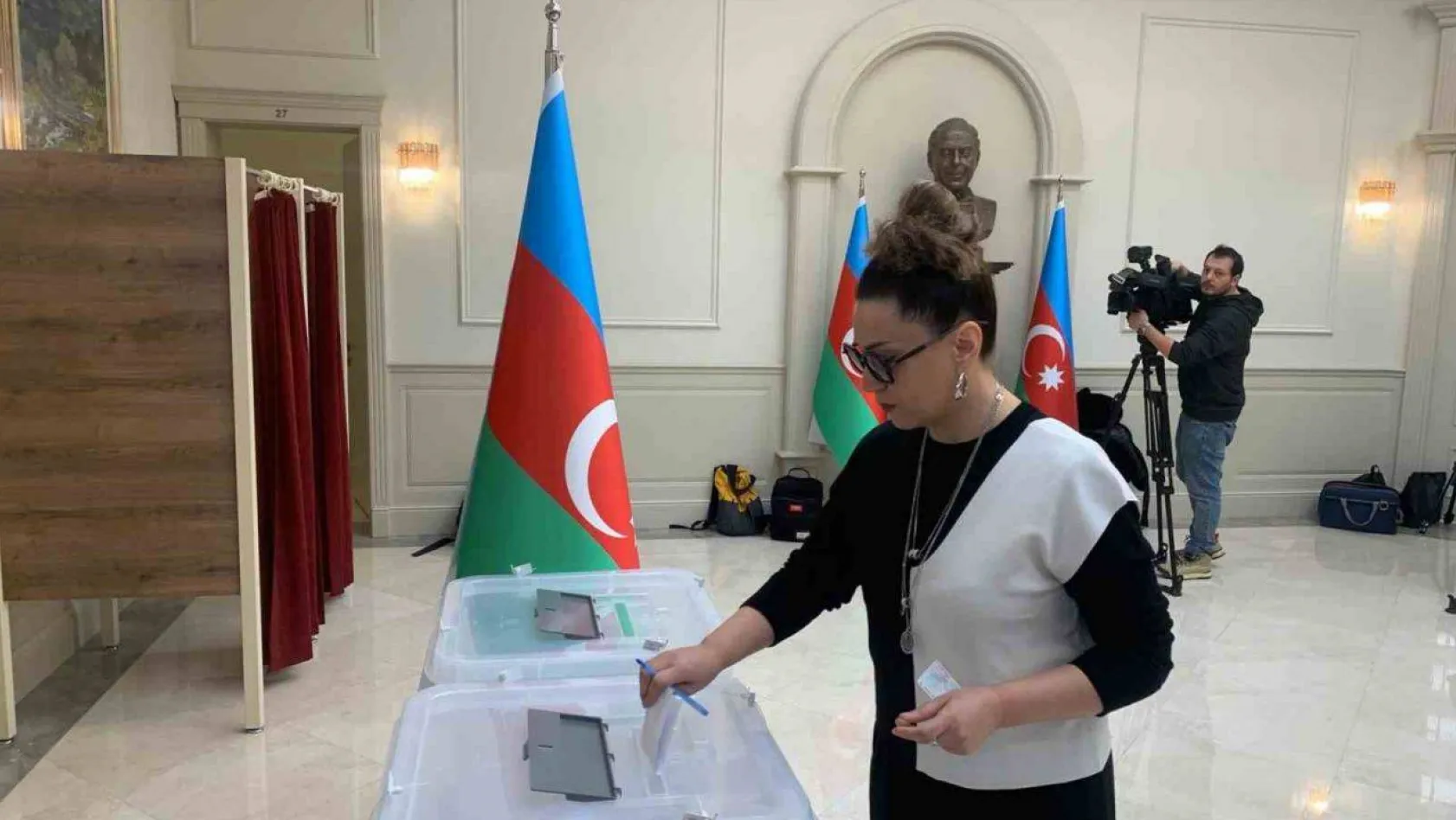 Azerbaycanlılar ülkelerindeki seçim için Ankara'da sandık başına gidiyor