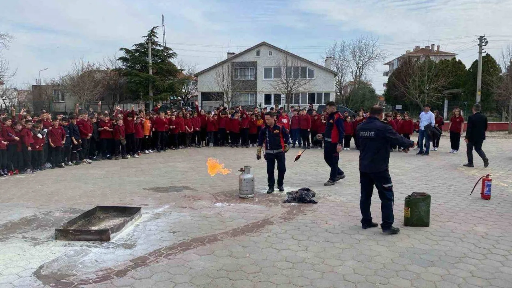 Babaeski'de ortaokulda yangın tatbikatı yapıldı