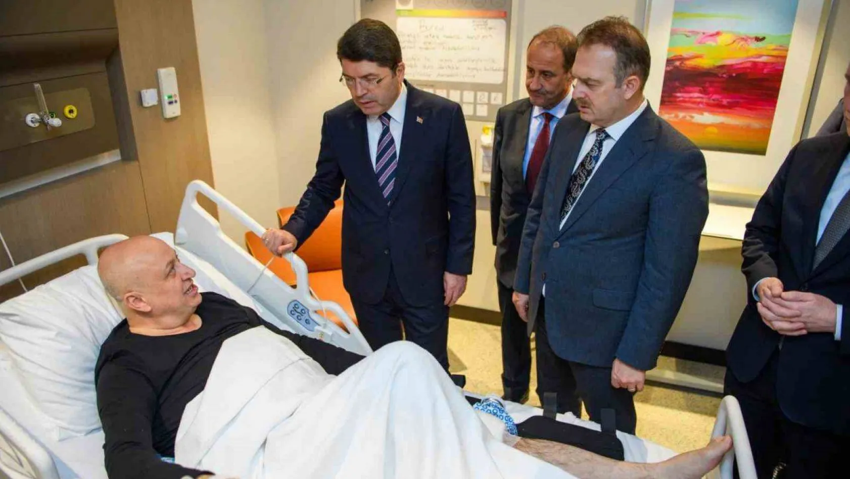 Bakan Tunç, İstanbul Adliyesi'ne düzenlenen saldırıda yaralanan polisleri ve vatandaşları ziyaret etti