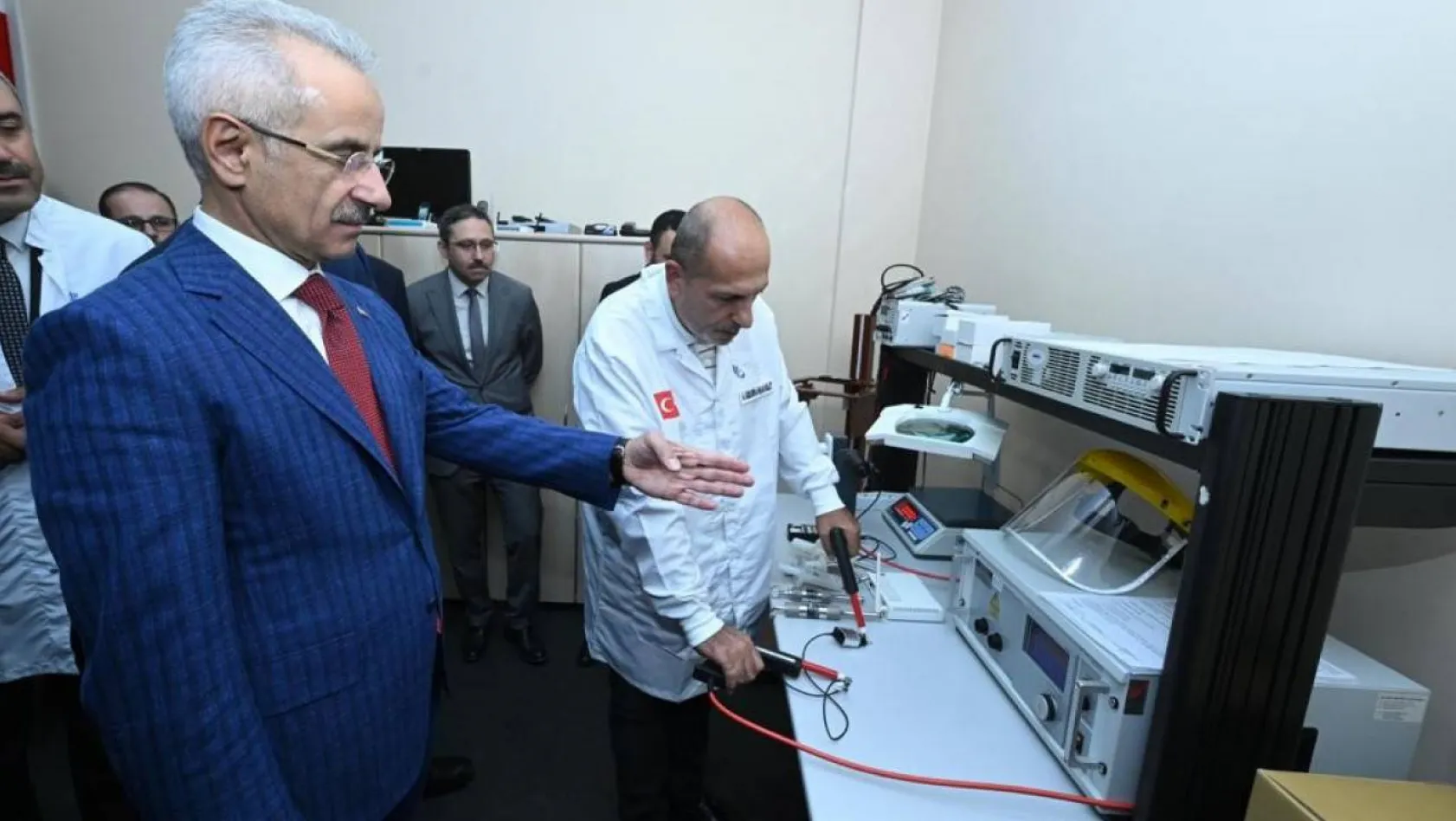 Bakan Uraloğlu Cep Telefonu Test Merkezi'ni inceledi