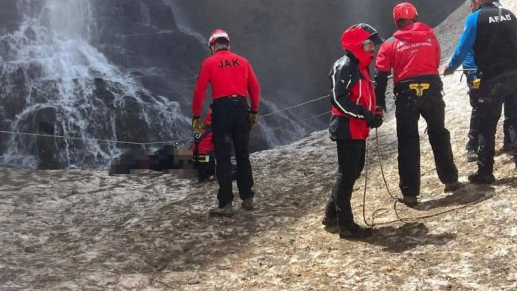 Bakan Yerlikaya: 'Cilo Buzulları'nda mahsur kalan 2 kişinin cansız bedenine ulaşıldı, 2 kişi yaralı kurtarıldı'