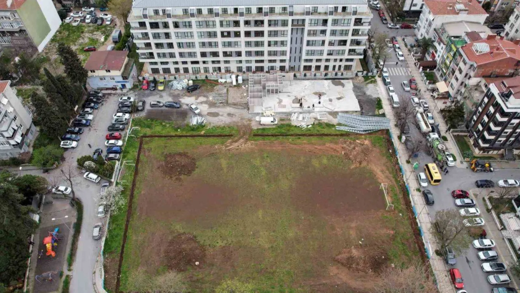 Bakırköy'de futbol sahasına yapılan tesis, belediye ile vatandaşı karşı kaşıya getirdi