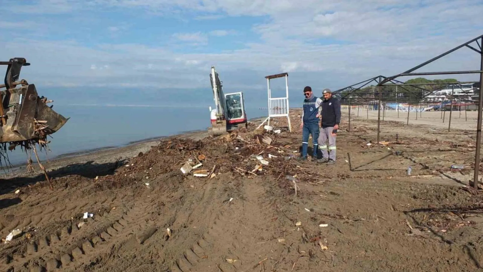 Balıkesir'de selin ardından plajlar temizleniyor