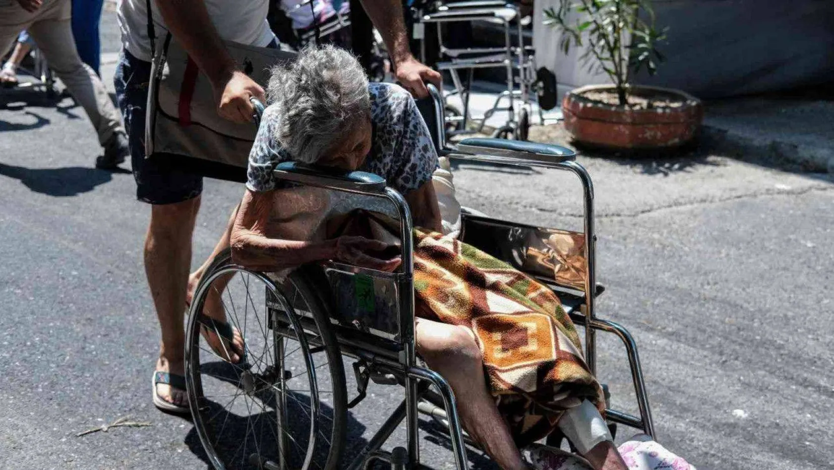 Balıklı Rum Hastanesi'nde çıkan yangında yaşlı hastalar tahliye edildi