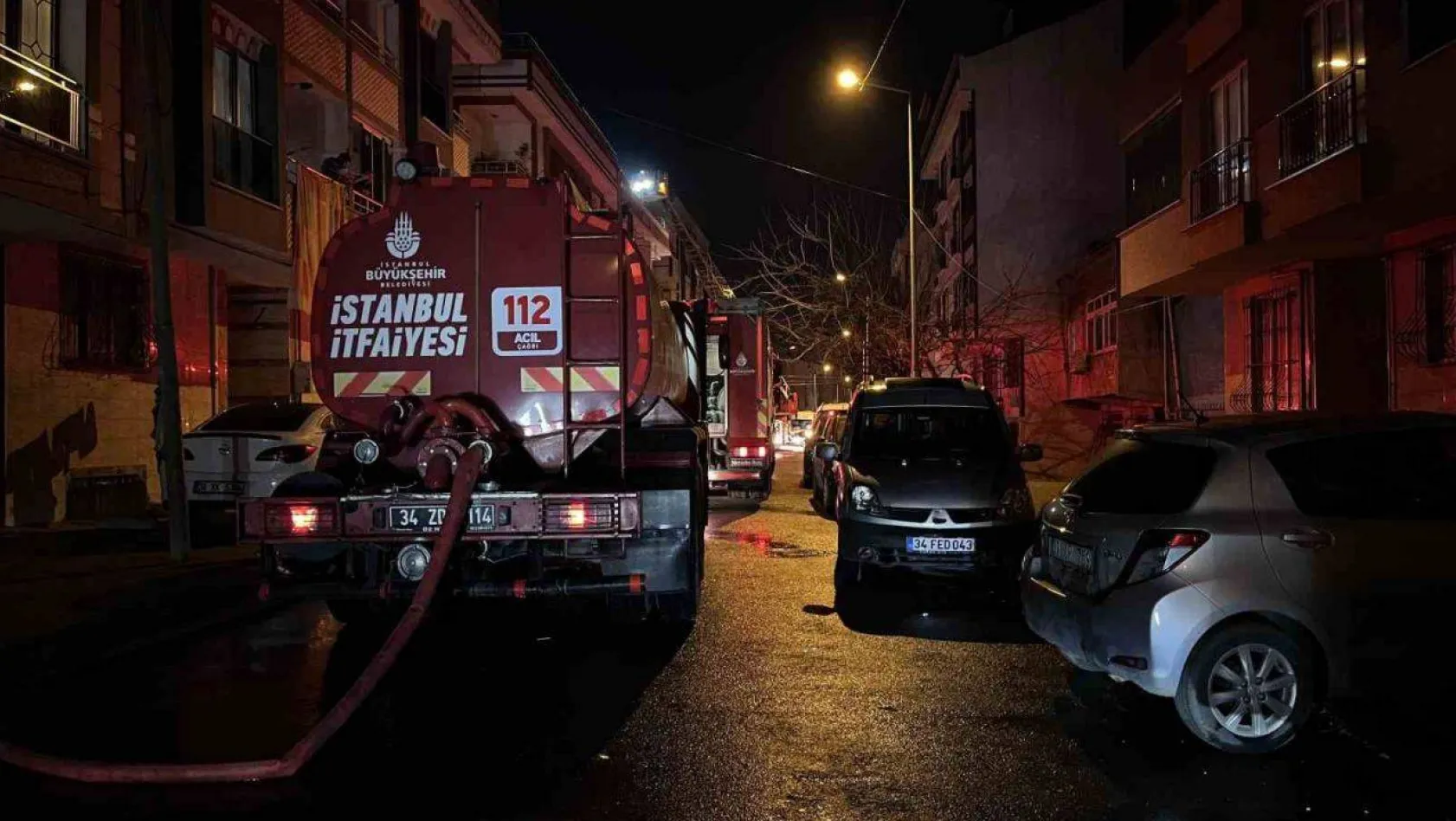 Başakşehir'de 3 katlı binanın çatısı alev alev yandı