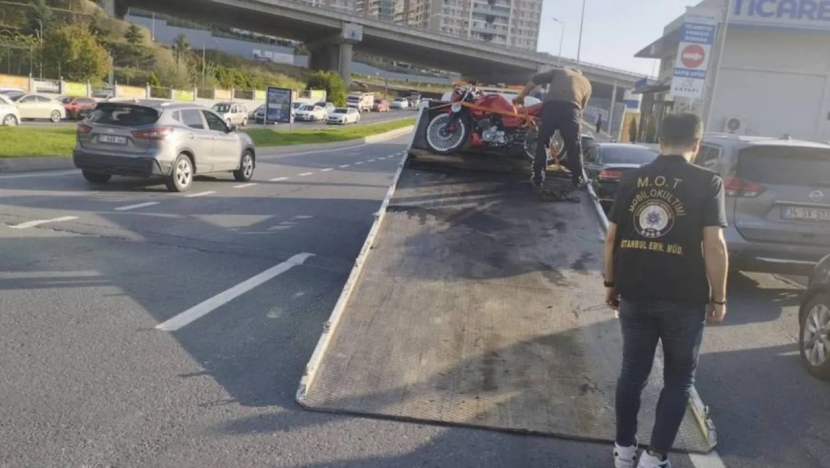 Başakşehir'de abartı egzozla çevreye rahatsızlık veren motosikletliler mobil okul timlerine yakalandı