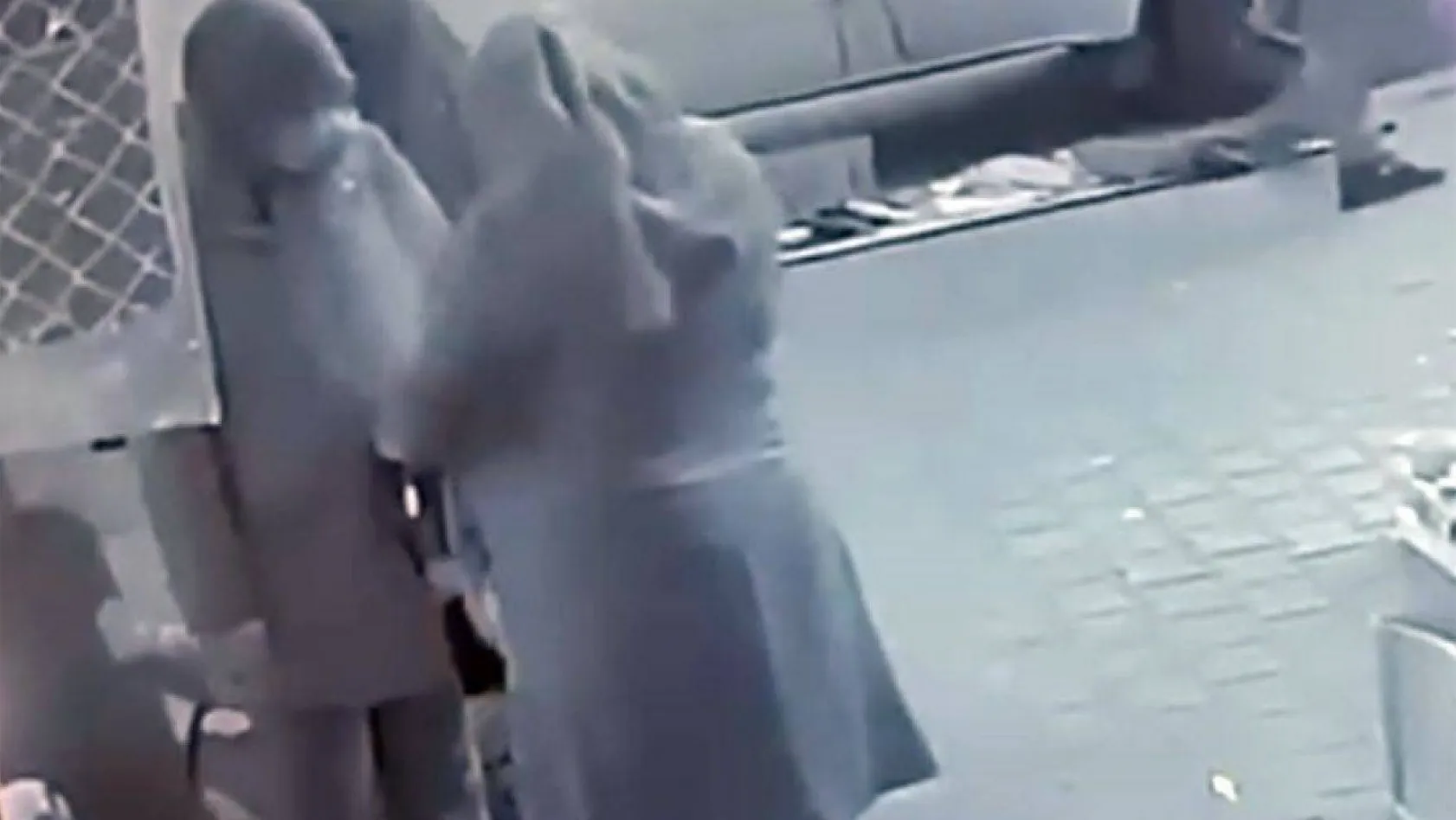 Başakşehir'de bir kadının bebek arabasından çantasının çalındığı anlar kamerada