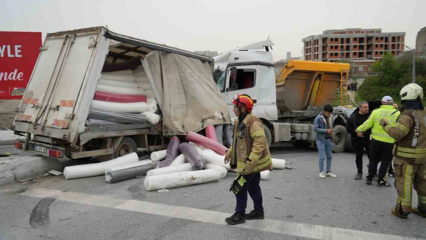 Başakşehir'de freni patlayan yük dolu kamyonet karşı şeride geçerek hafriyat kamyonu ve otomobile çarptı