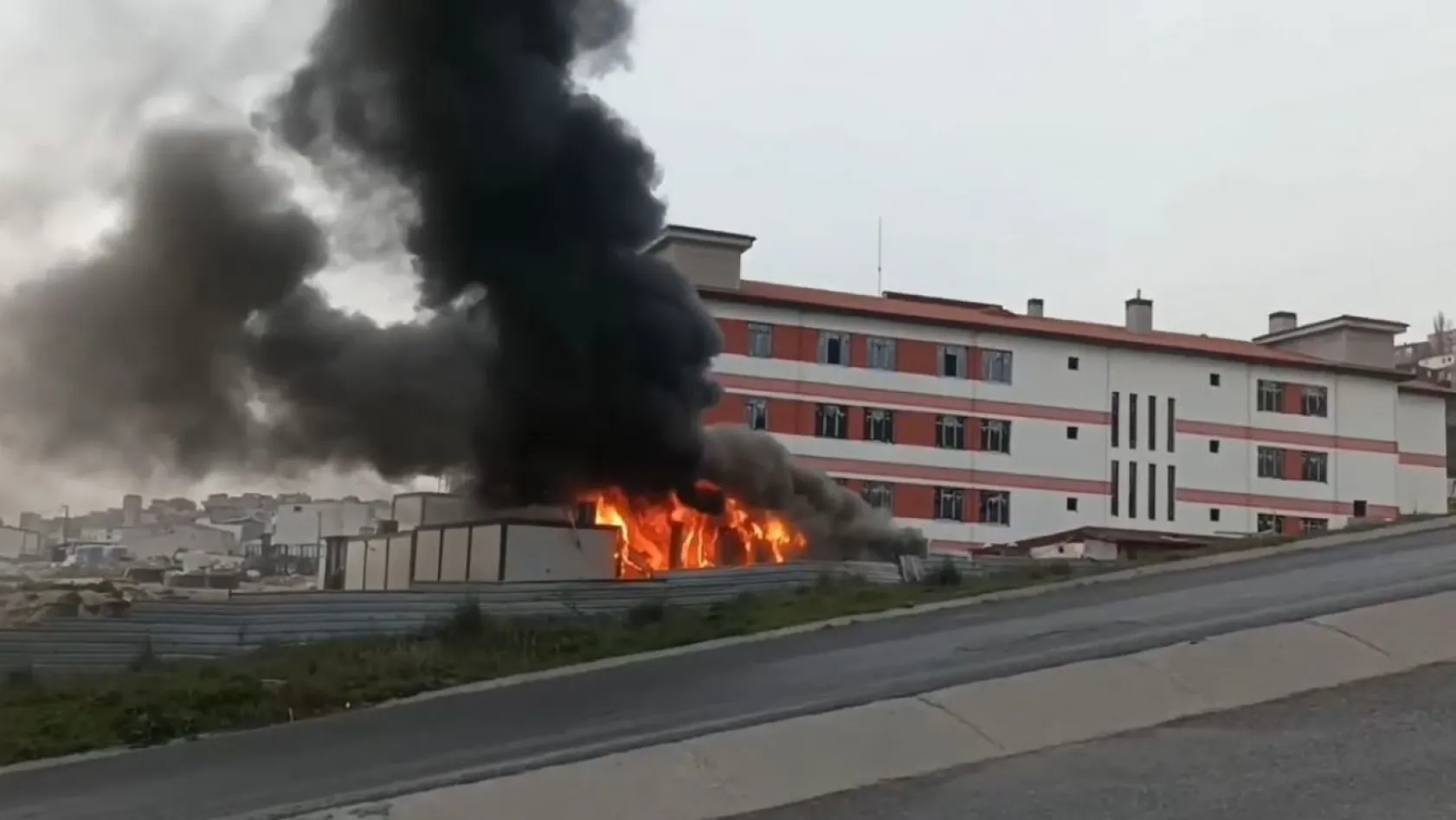 Başakşehir'de okul inşaatı bahçesindeki işçi konteynırı alev alev yandı