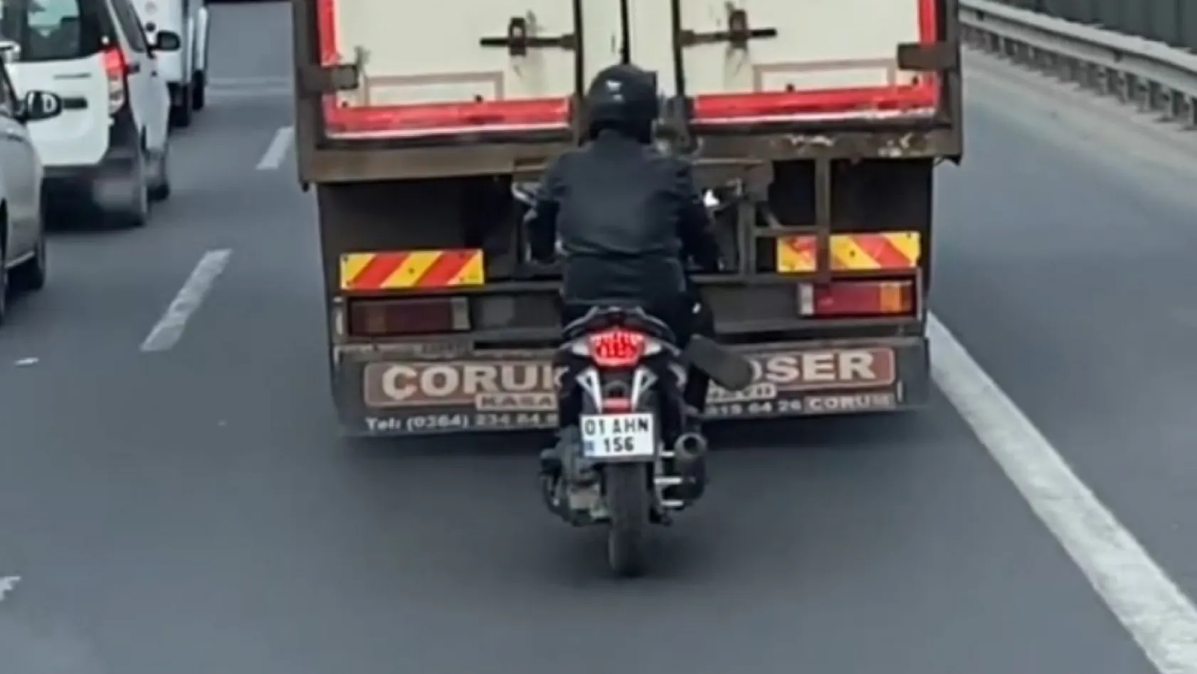 Başakşehir'de otoyolda motosikletle tehlikeli yolculuk kamerada