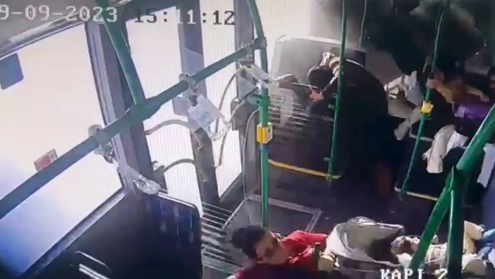 Başakşehir'deki İETT otobüs kazasında otobüs içerisinde yaşanan o anlar kamerada