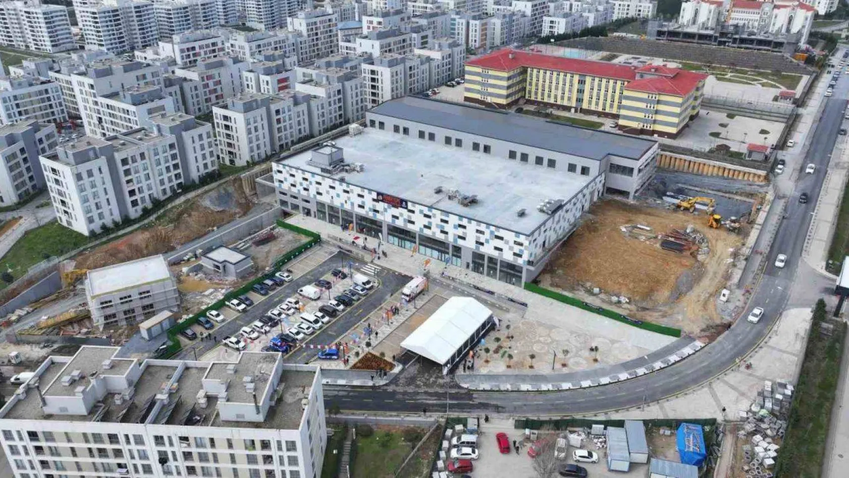 Başakşehir'in dördüncü kapalı pazarı hizmete açıldı