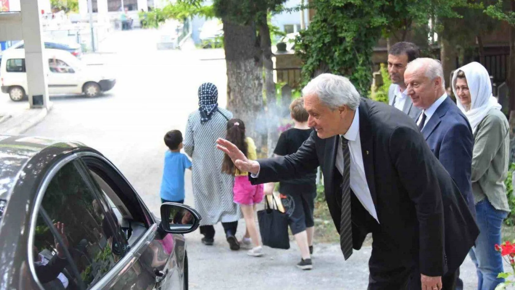 Başkan Bakkalcıoğlu mezarlık ziyaretine gelen vatandaşların bayramını kutladı