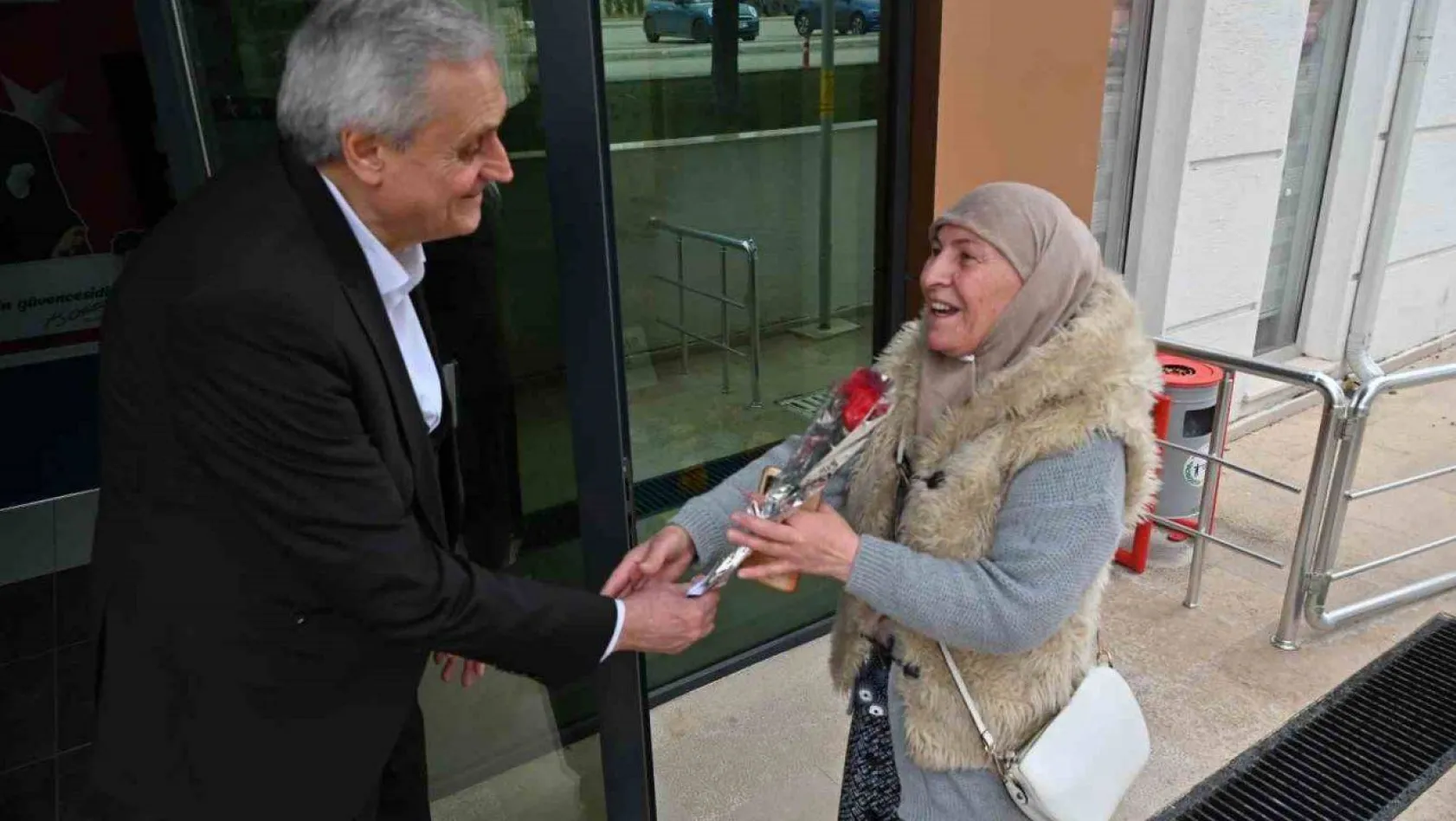 Başkan Bakkalcıoğlu'ndan annelere ve öğretmenlere kadınlar günü sürprizi