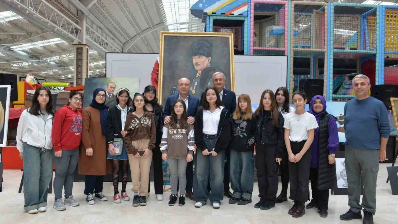 Başkan Bakkalcıoğlu resim ve fotoğraf sergisini gezdi