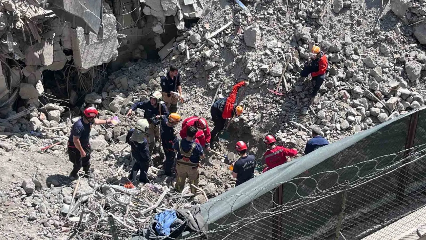 Başkent'te göçük altında kalan işçi hayatını kaybetti
