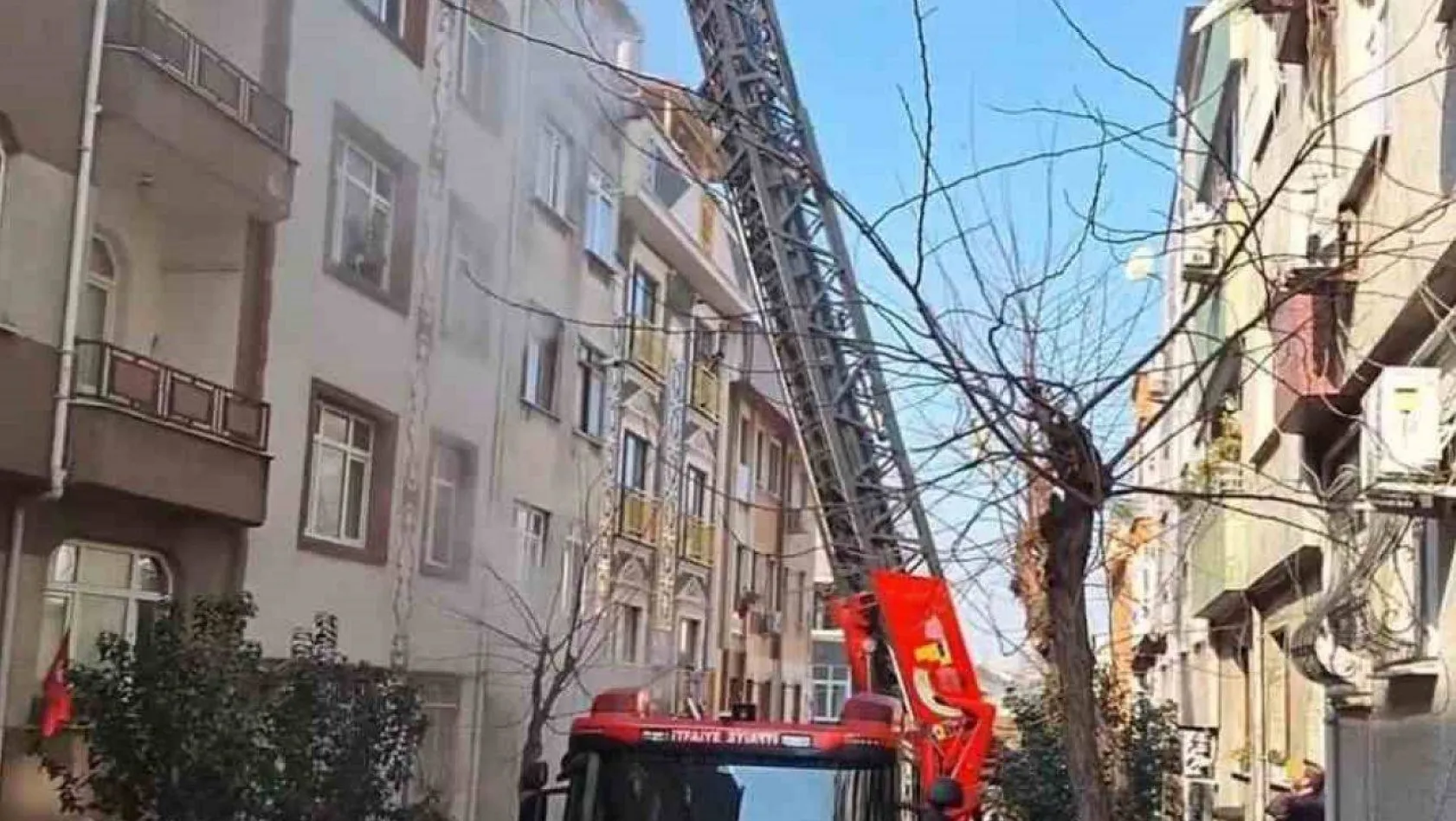Bayrampaşa'da 4 katlı binada yangın çıktı: İçeride mahsur kalan 1 kişi ağır yaralandı