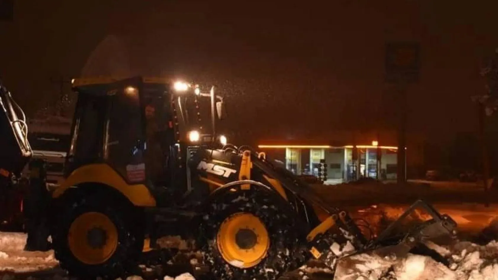 Belediye yoğun kar yağışında olumsuzlukları önlemeye çalışıyor
