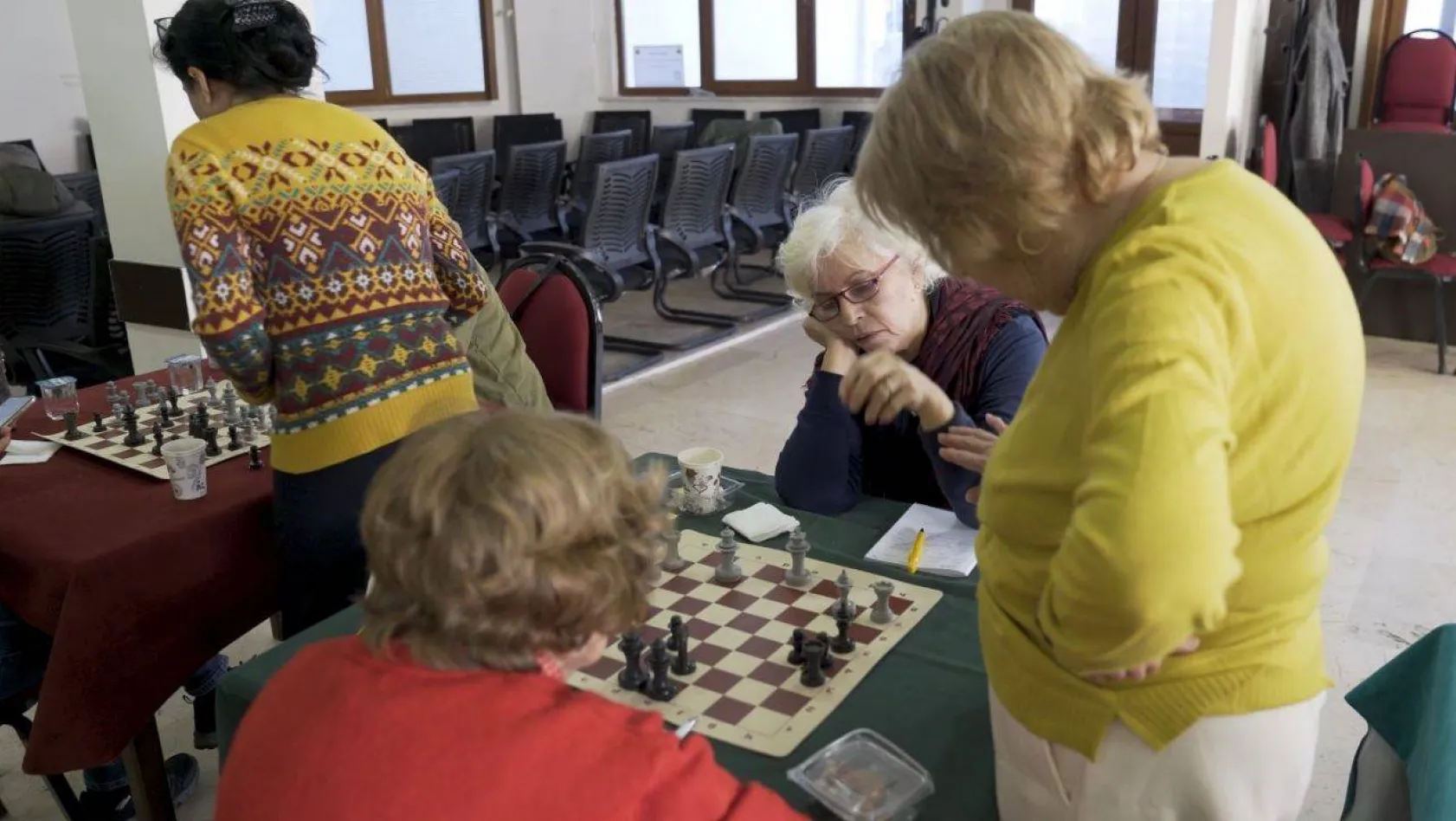 Beşiktaş'ta 65 yaş üstü vatandaşlar için satranç dersi hizmeti başladı