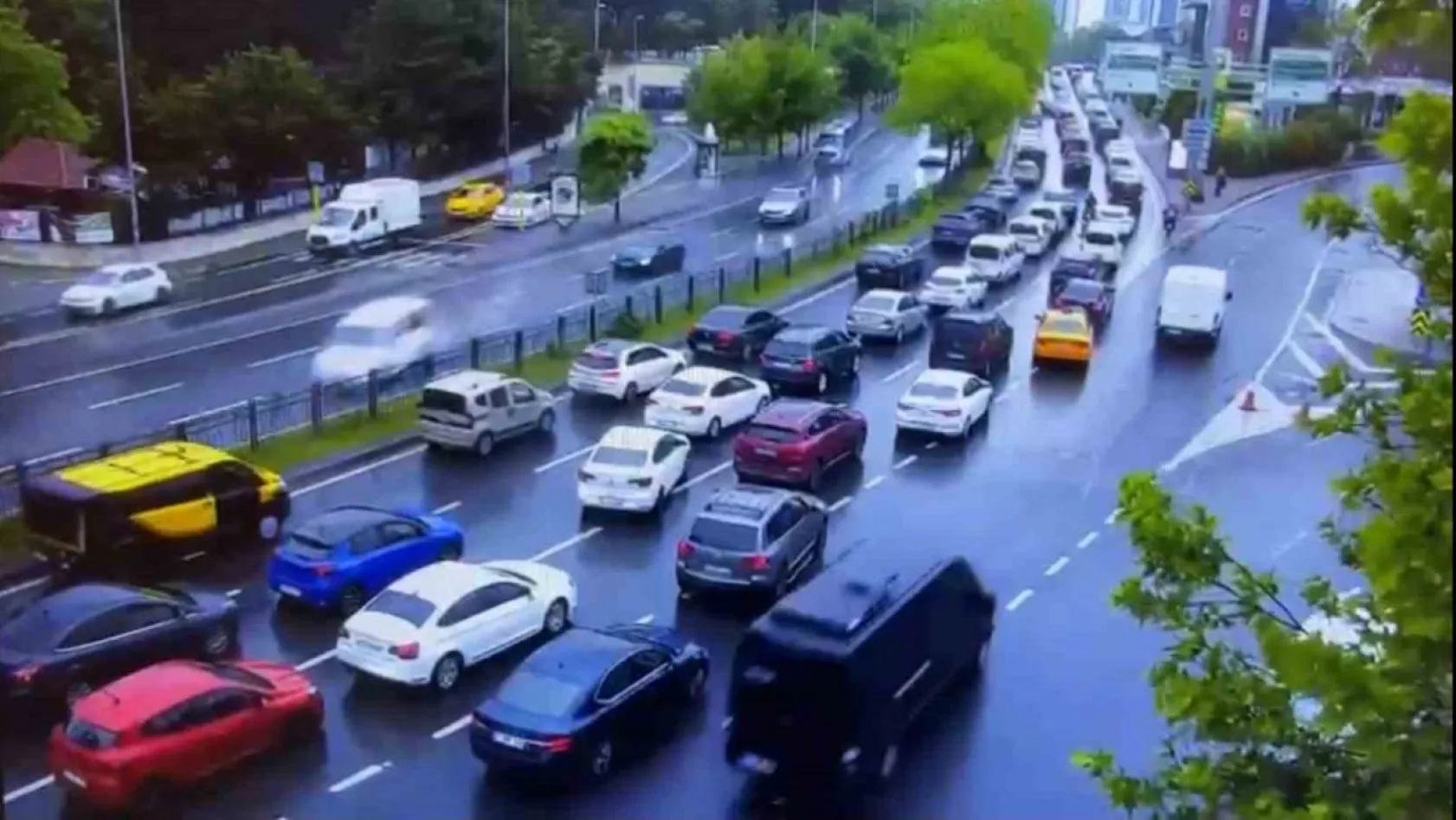 Beşiktaş'ta 8 aracın karıştığı feci kazanın görüntüleri ortaya çıktı: Araç karşı yöne böyle uçtu