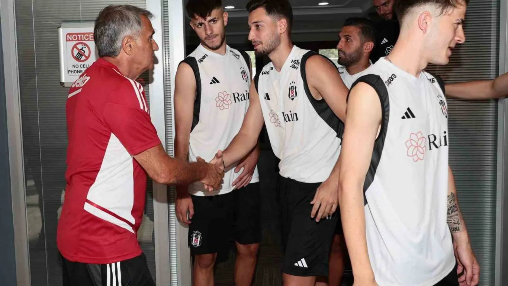 Beşiktaş'ta futbolcular ve teknik heyet bayramlaştı