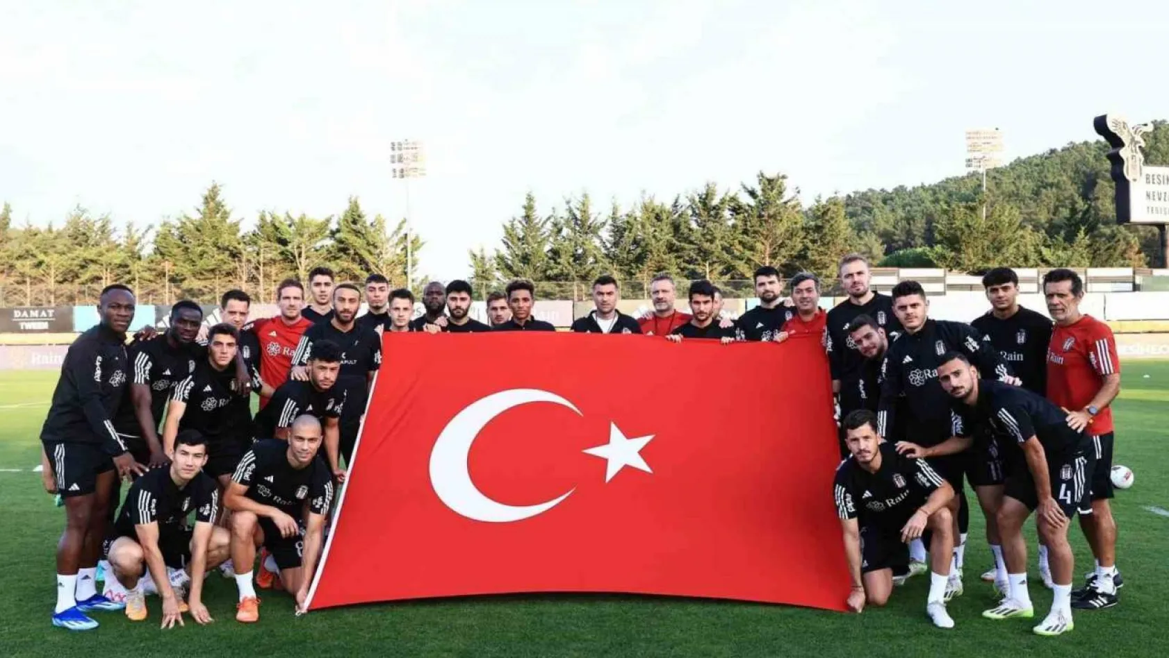 Beşiktaşlı futbolculardan Cumhuriyet'in 100. yılı kutlaması