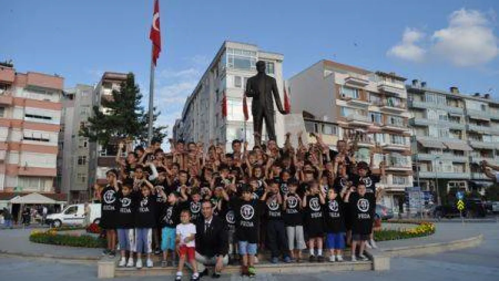 Beşiktaşlılar Derneği efsane tişörtü dağıttı