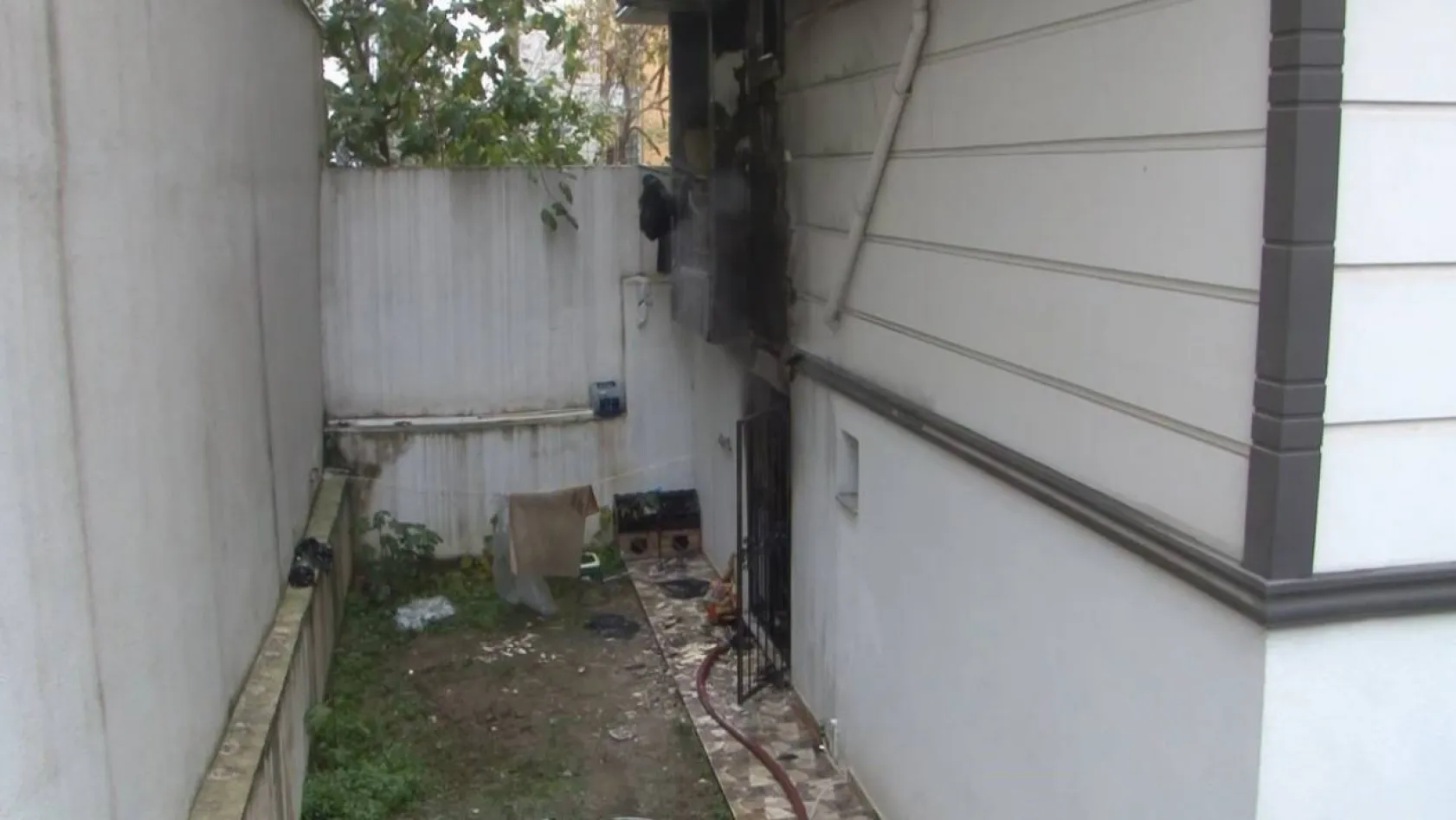 Beylikdüzü'nde ev yangını: 3 kişi mahsur kaldı