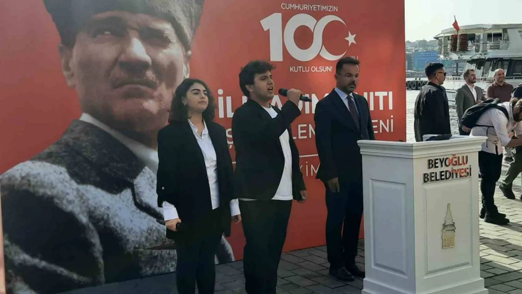 Beyoğlu Karaköy Rıhtımı'na 'İlk Adım Anıtı' yerleştirildi
