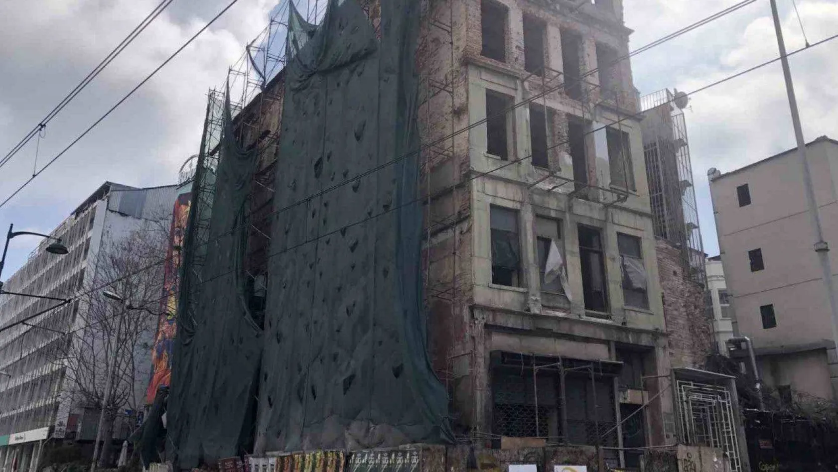 Beyoğlu'nda bir kısmı çöken 5 katlı metruk bina havadan görüntülendi