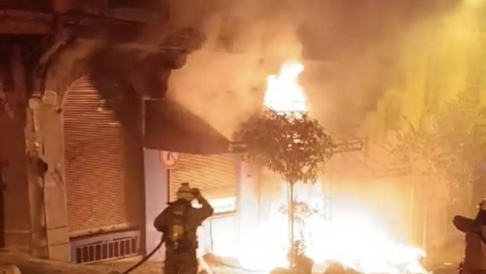 Beyoğlu'nda Tarihi Gueive Han'da yangın: Giriş kat alev alev yandı