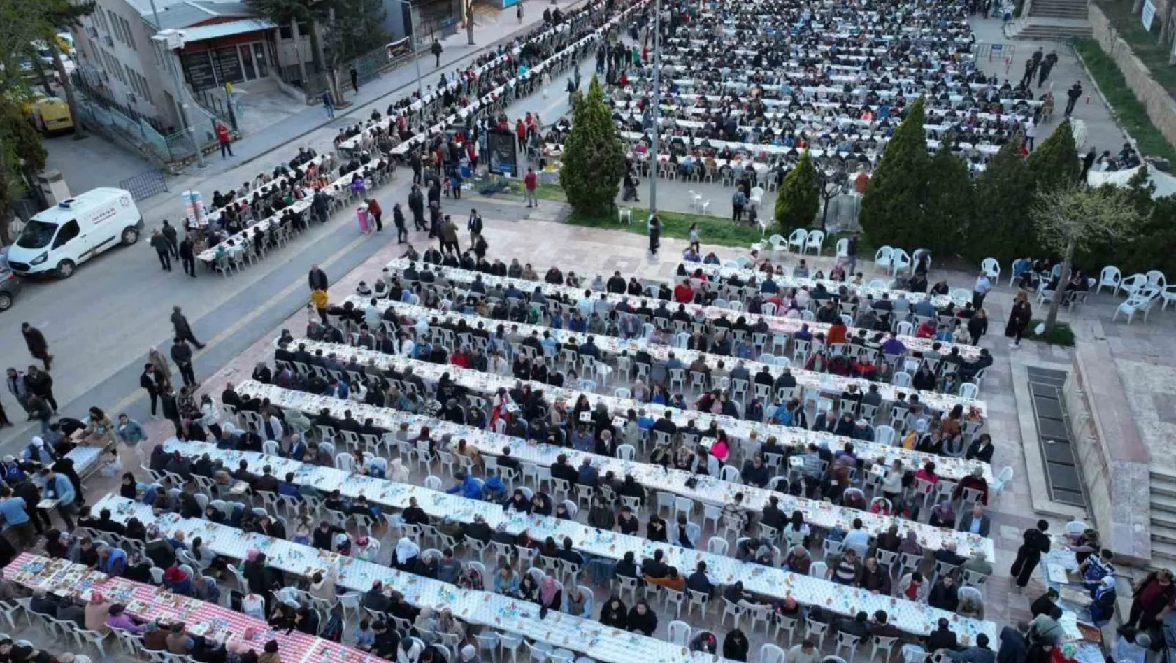 Bilecik'te düzenlenen iftar yemeğine binlerce kişi katıldı