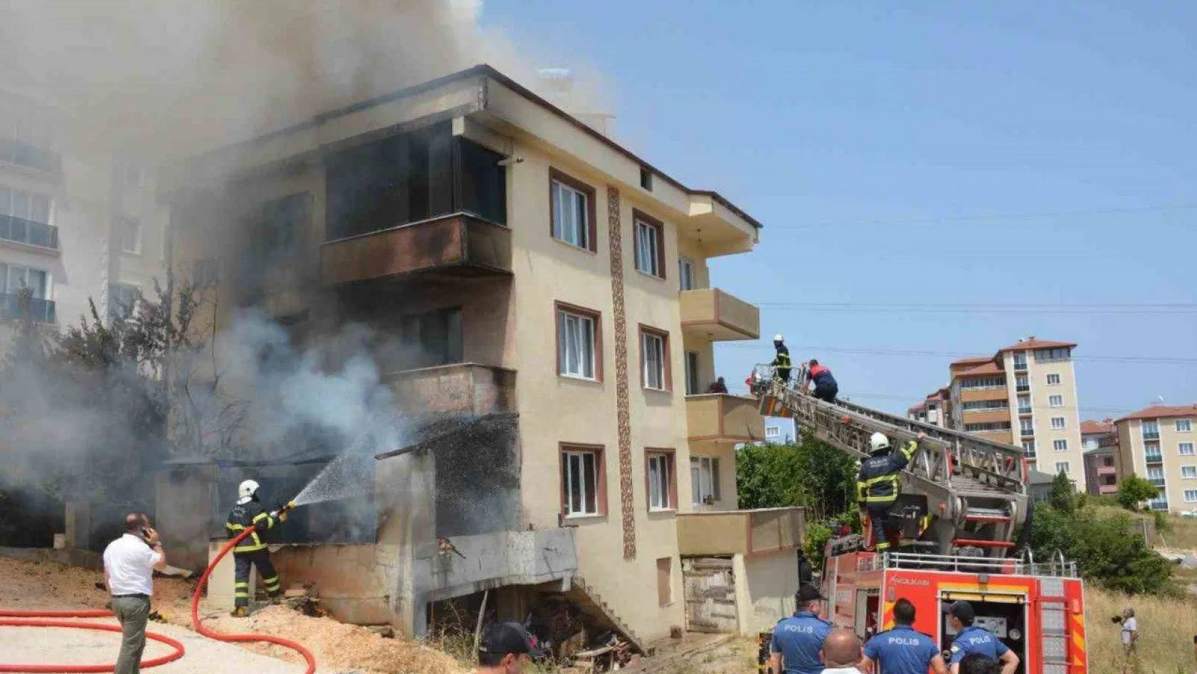 Bilecik'te yanan binada mahsur kalan 1'i bebek 3 kişi son anda kurtarıldı