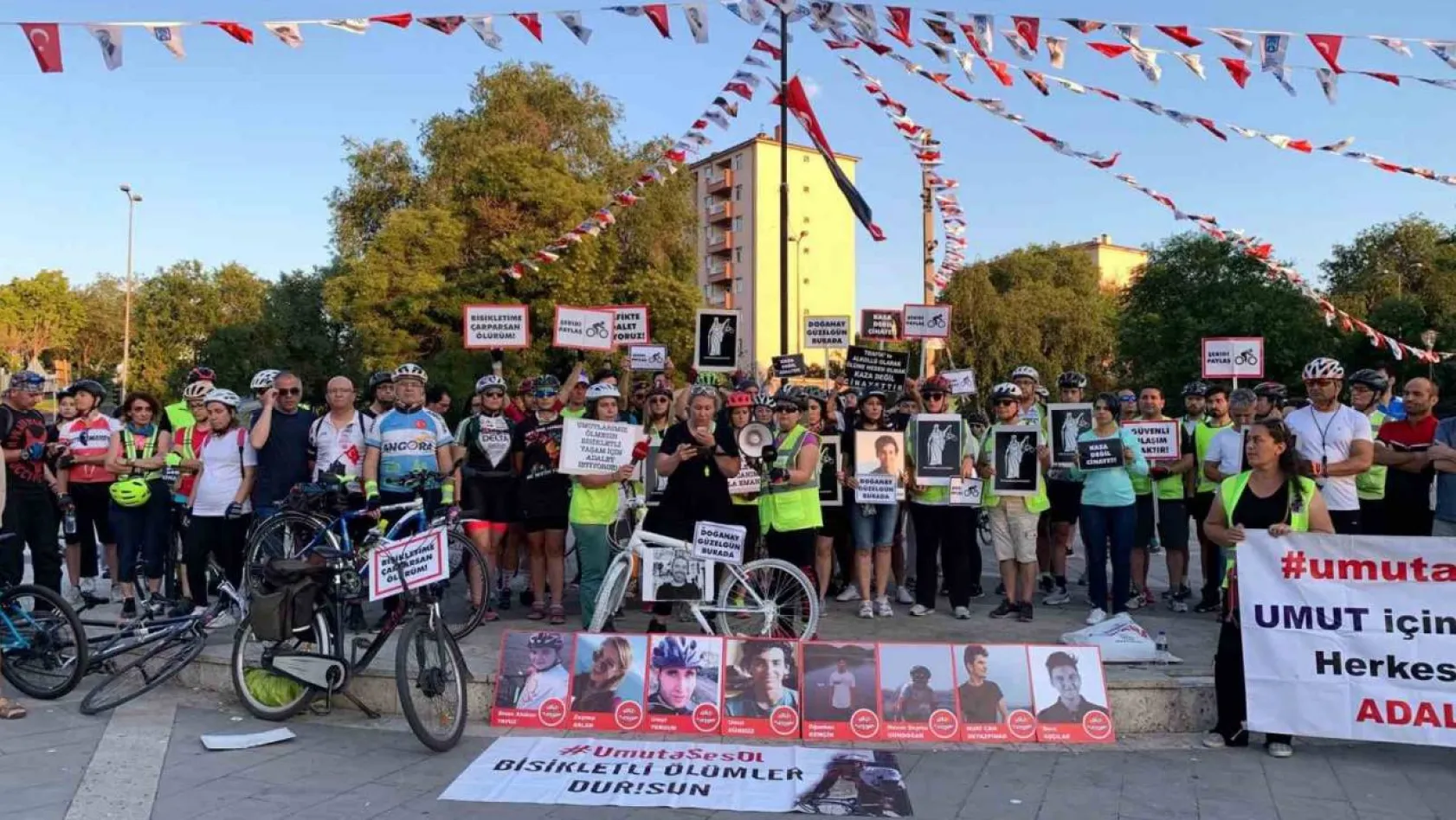 Bisikletliler seslerini duyurmak için Anıtpark'ta toplandı