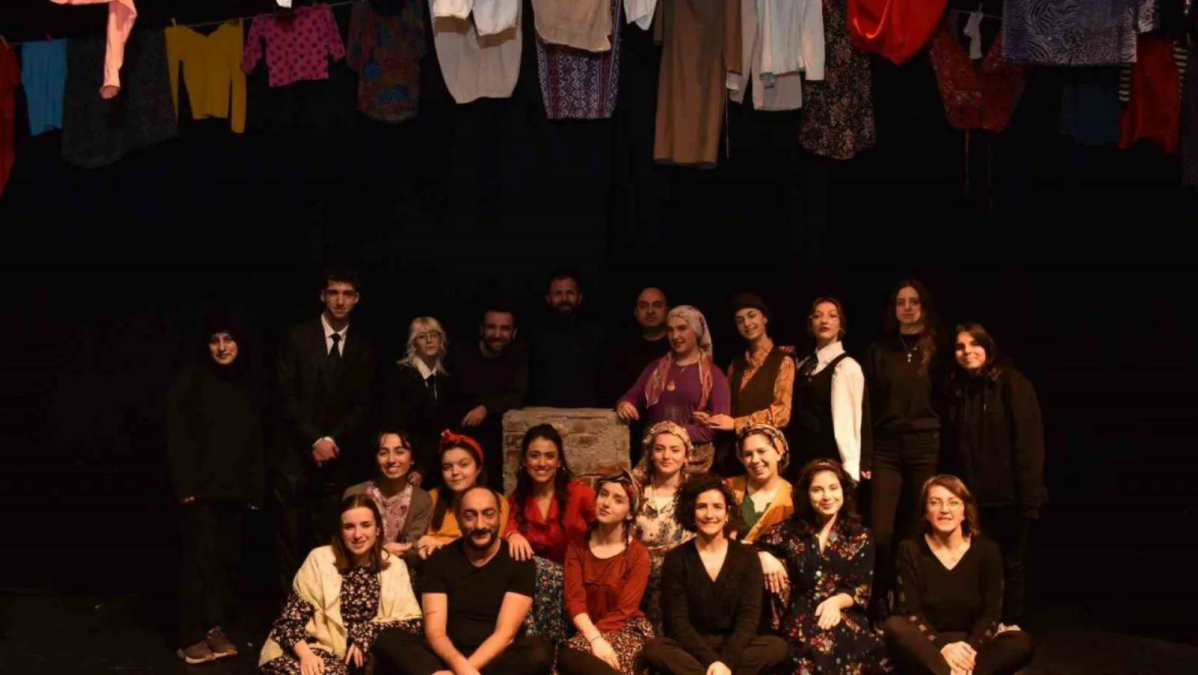Bozüyük Belediyesi Gençlik Tiyatrosu'nun  'Macbeth Abla' adlı oyununa yoğun ilgi