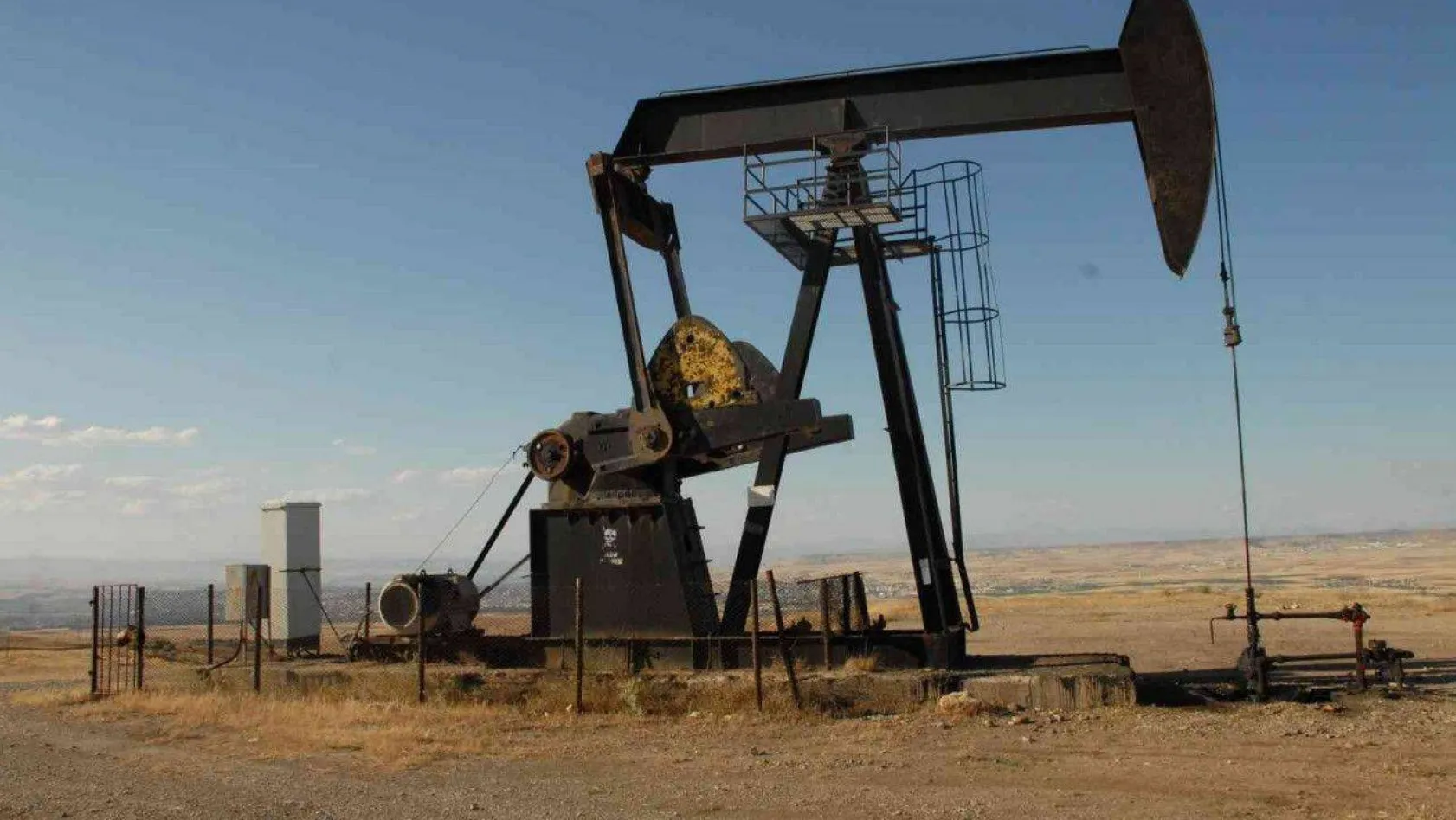 Brent petrol 100 doların altında işlem görmeye devam ediyor