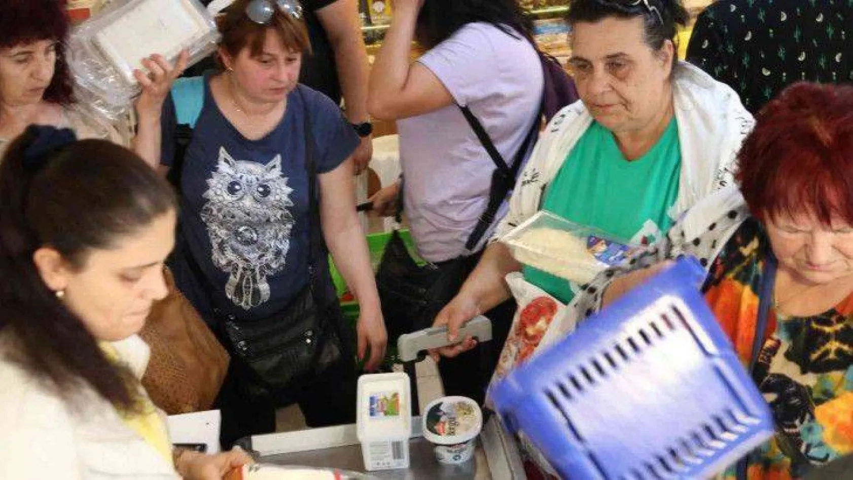 Bulgar turistler Edirne'de alışveriş için sıraya girdi: Bagajlar doldu taştı