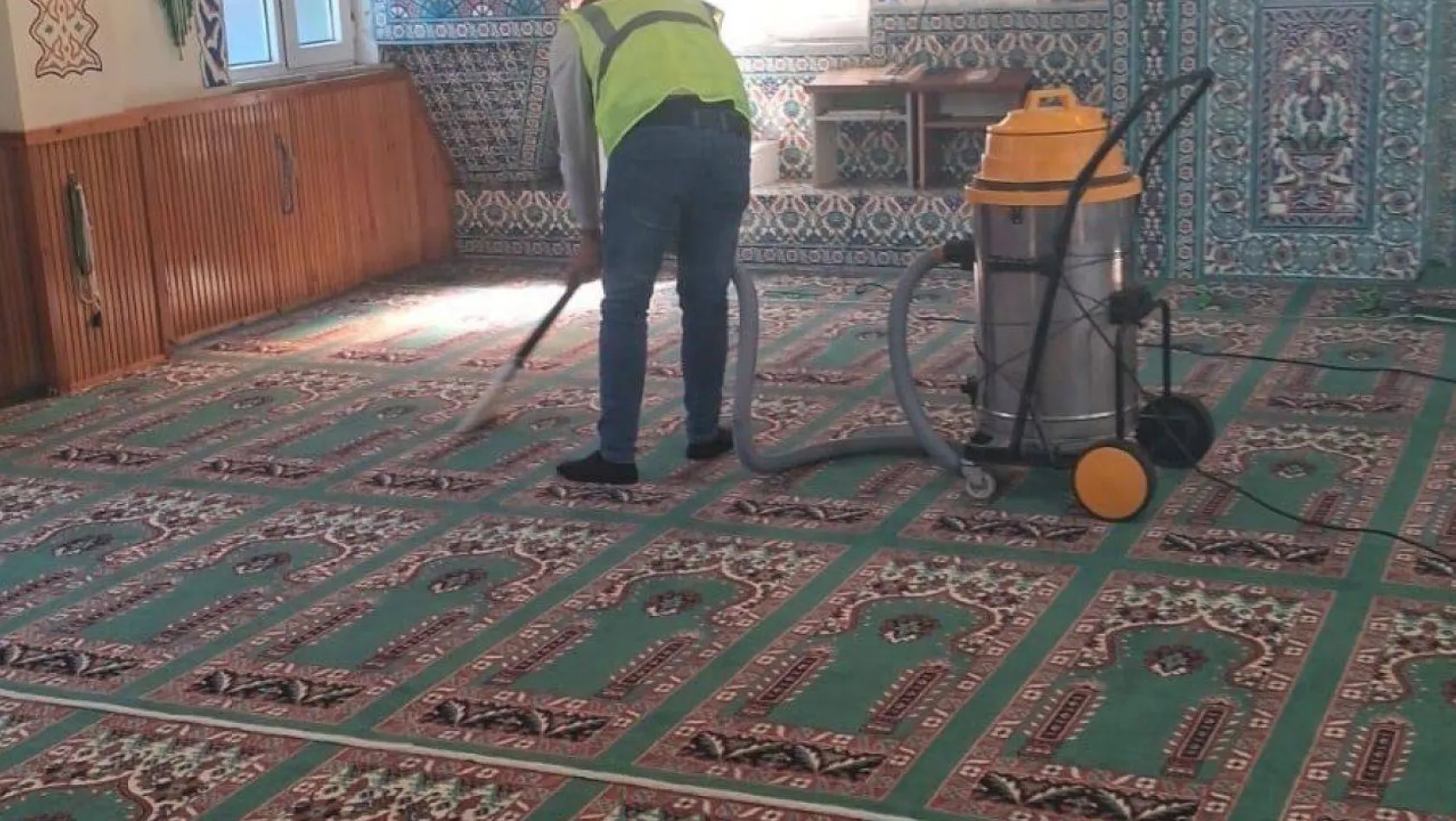 Burhaniye de camilere Ramazan temizliği