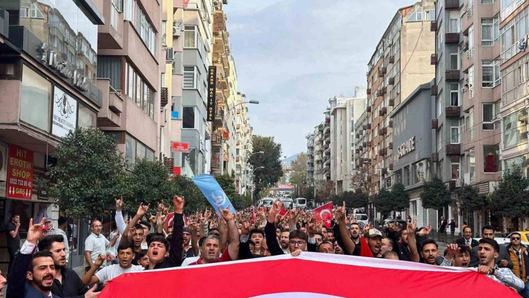 Bursa'da Çarşamba Mahallesi kırmızı beyaza büründü