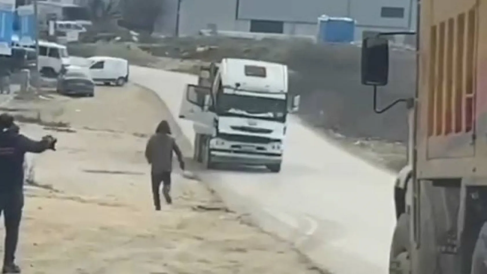 Bursa'da freni boşalan kamyon böyle harekete geçti, faciadan dönüldü